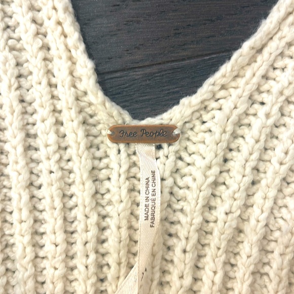 Cream toned sleeveless cotton knit long side split cardigan. - Picture 3 of 5